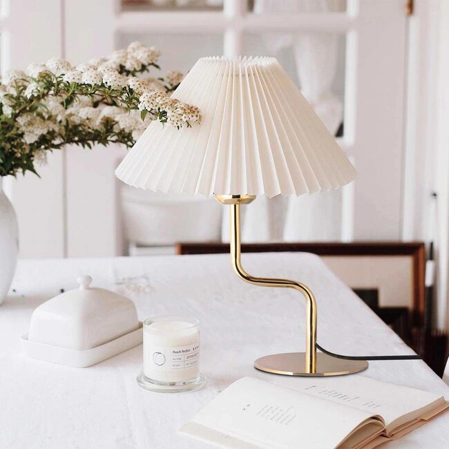 LIVL 204-0169 Μοντέρνο Eπιτραπέζιο Φωτιστικό Μονόφωτο 1 x E27 IP20 Χρυσό Μέταλλο με Μπεζ Ύφασμα - Μ22 x Π22 x Υ34cm